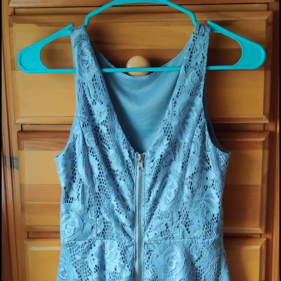 Flower lace dress - Picture 2 of 3